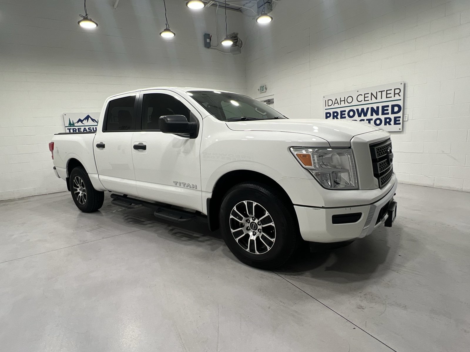 Used 2024 Nissan Titan SV AWD/4WD image 2