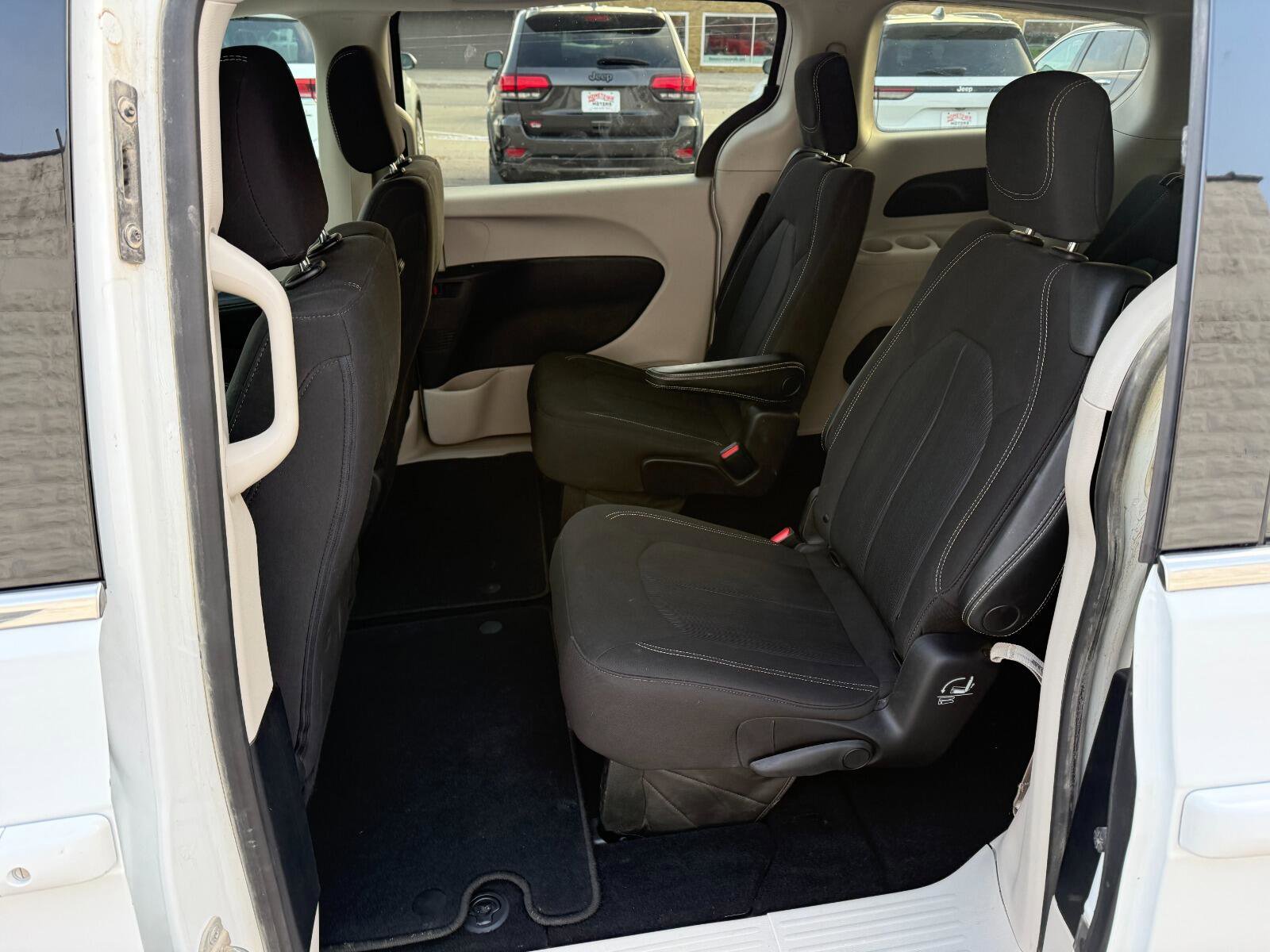 Used 2020 Chrysler Voyager LX FWD image 10
