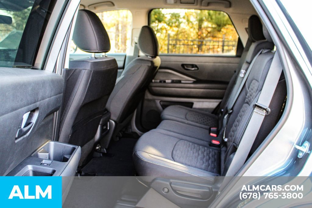Used 2025 Nissan Pathfinder SV image 18