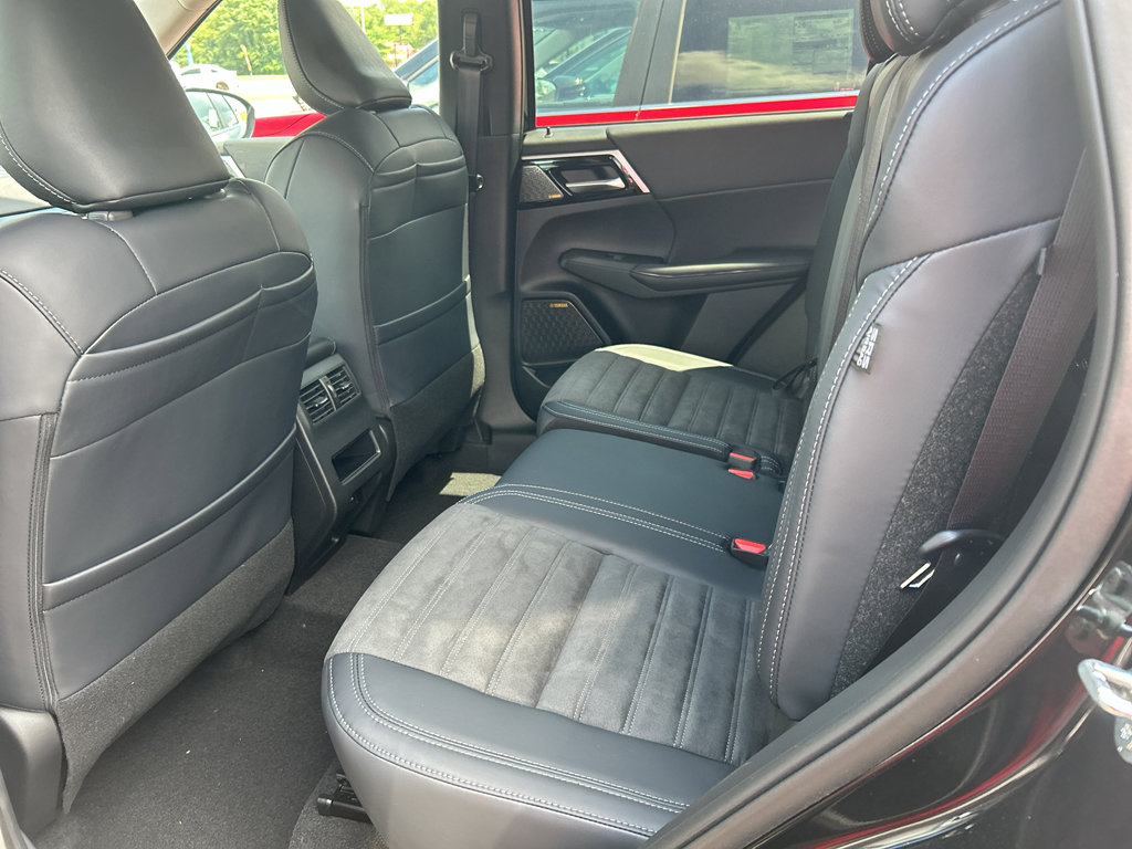 New 2025 Mitsubishi Outlander SE image 7