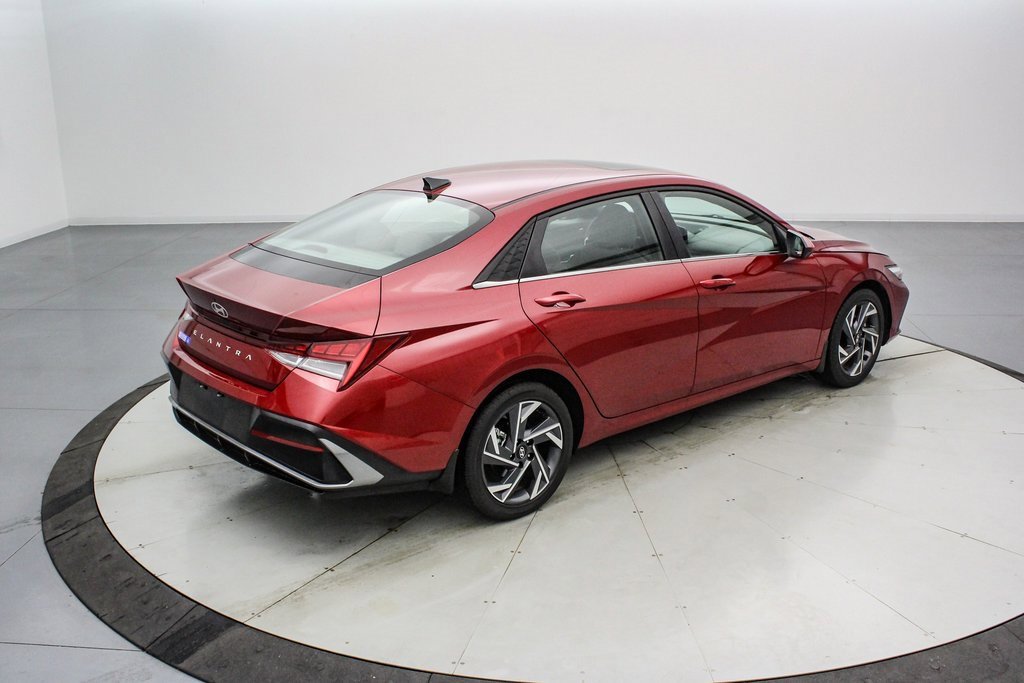 Used 2025 Hyundai Elantra SEL image 4