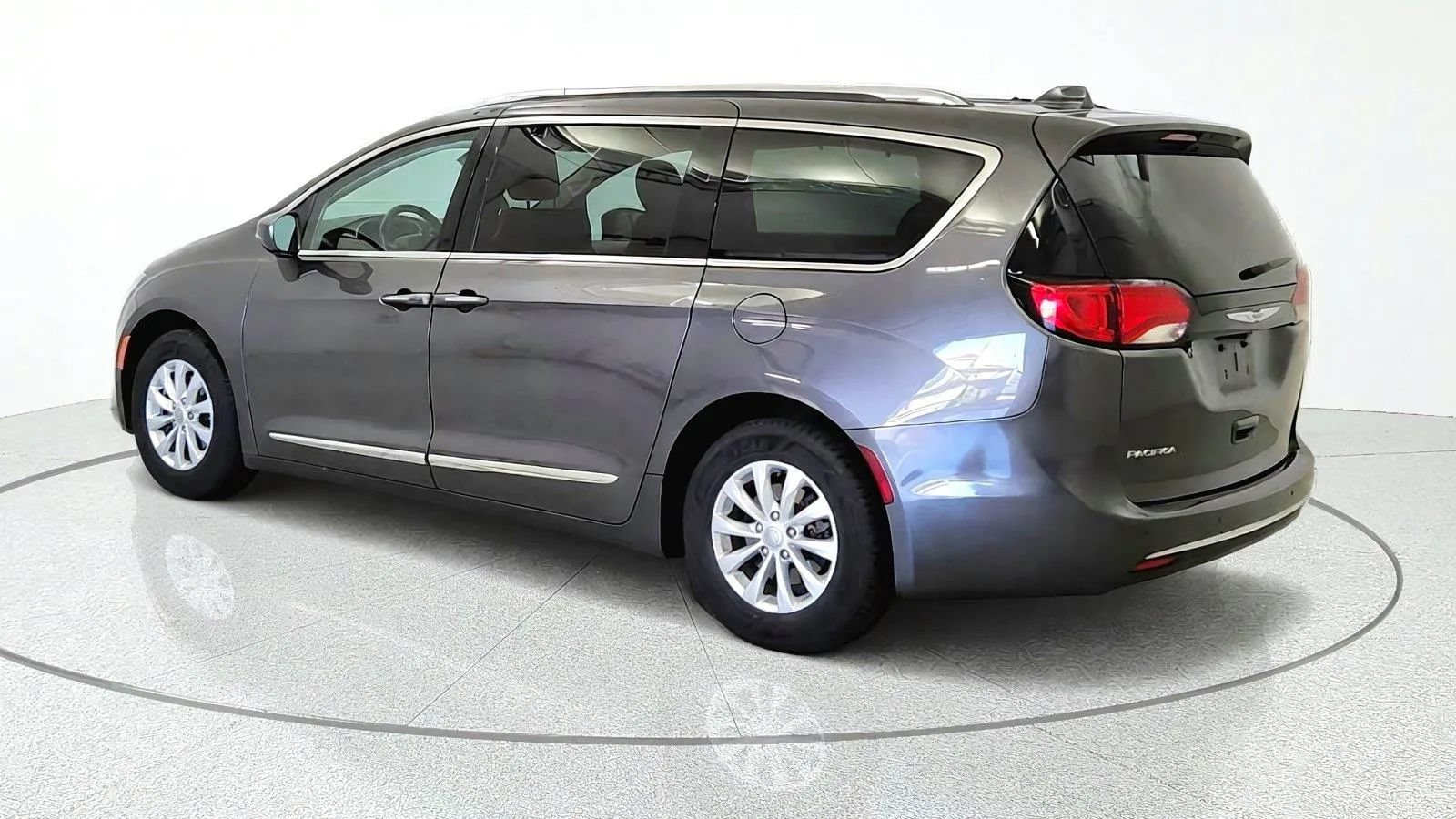 Used 2019 Chrysler Pacifica Touring-L FWD image 6
