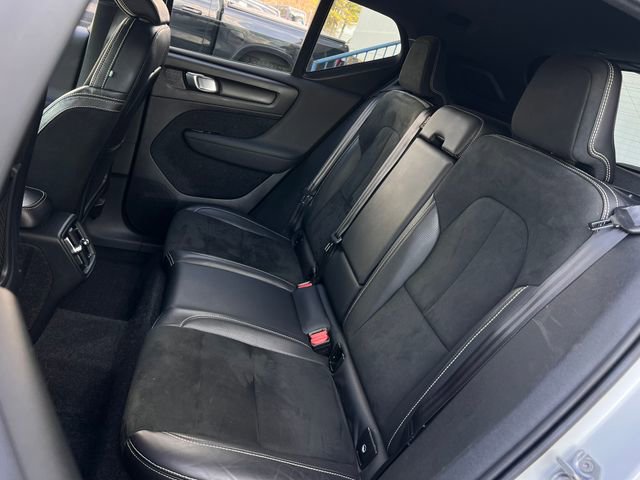 Used 2019 Volvo XC40 T4 R-Design image 19