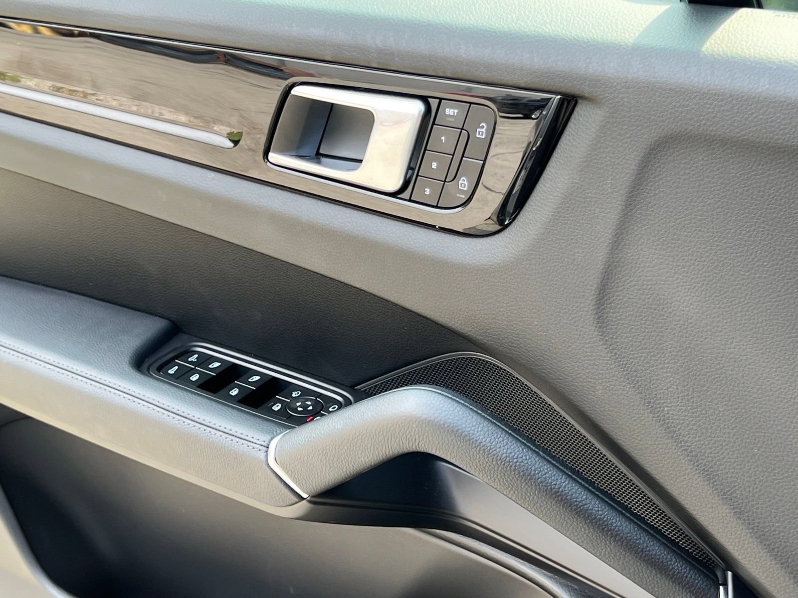 Certified 2023 Porsche Cayenne AWD/4WD image 34