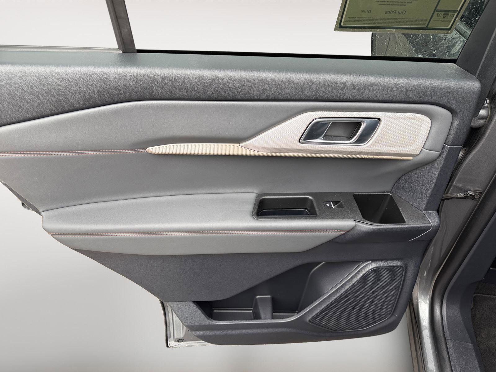 Used 2025 Ford Explorer Active AWD/4WD image 18