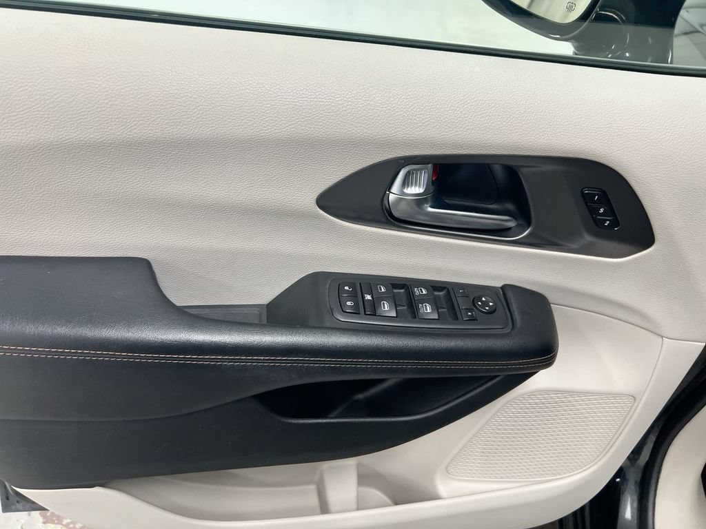 Used 2020 Chrysler Pacifica Touring-L FWD image 20