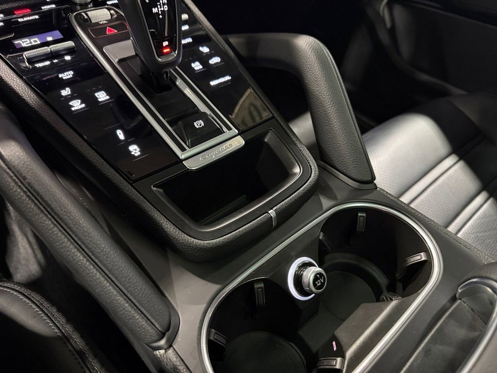 Used 2022 Porsche Cayenne Platinum Edition image 35