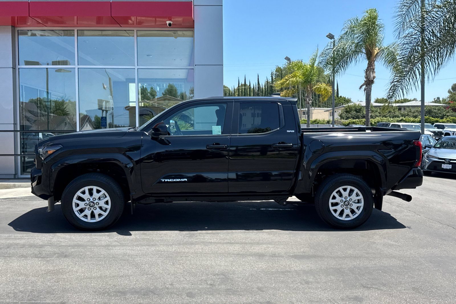 Certified 2024 Toyota Tacoma SR5 AWD/4WD image 9