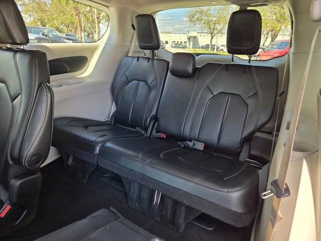 Certified 2023 Chrysler Pacifica Touring-L image 15