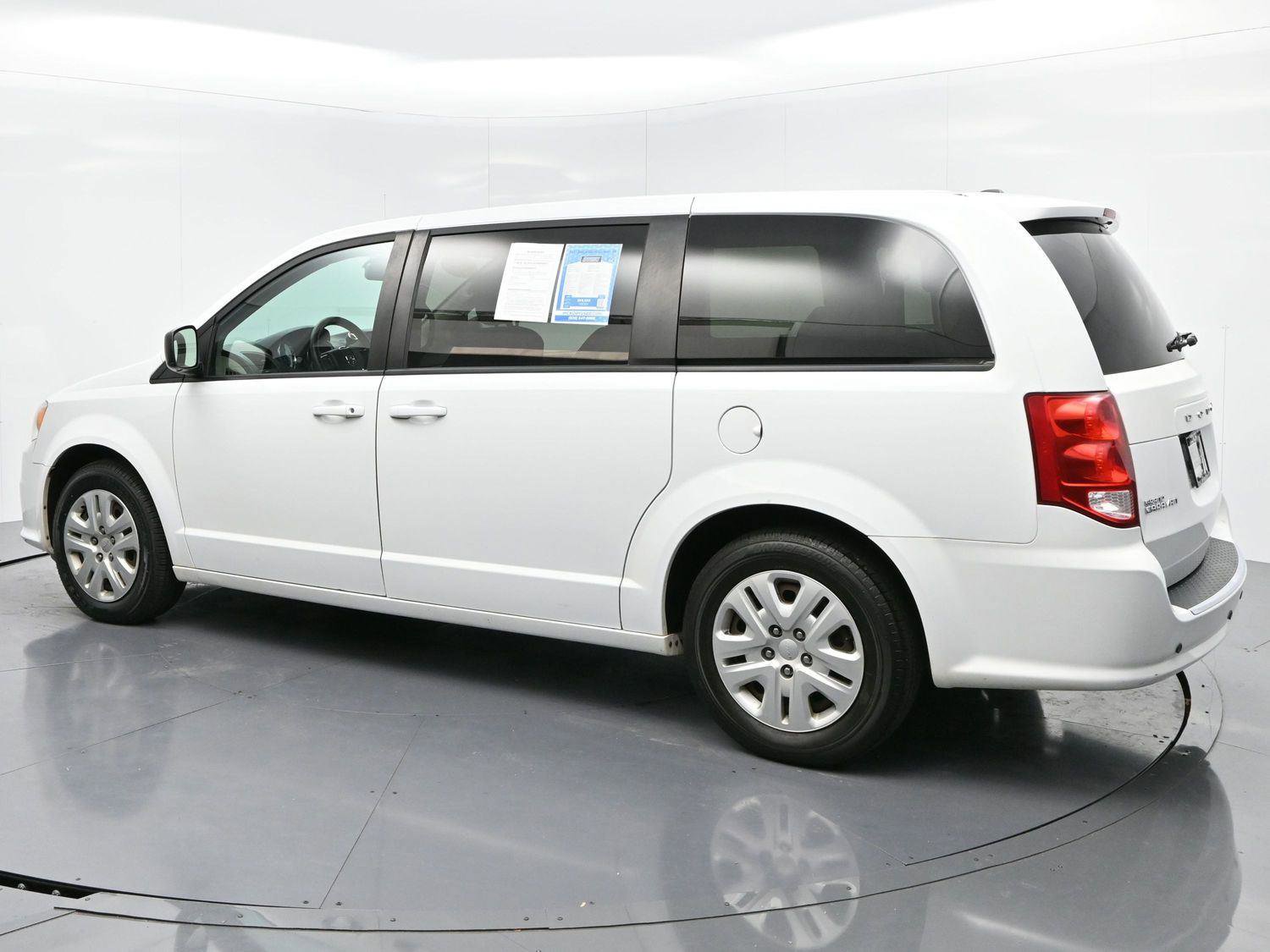 Used 2018 Dodge Grand Caravan SE w/ UConnect Hands-Free Group image 5