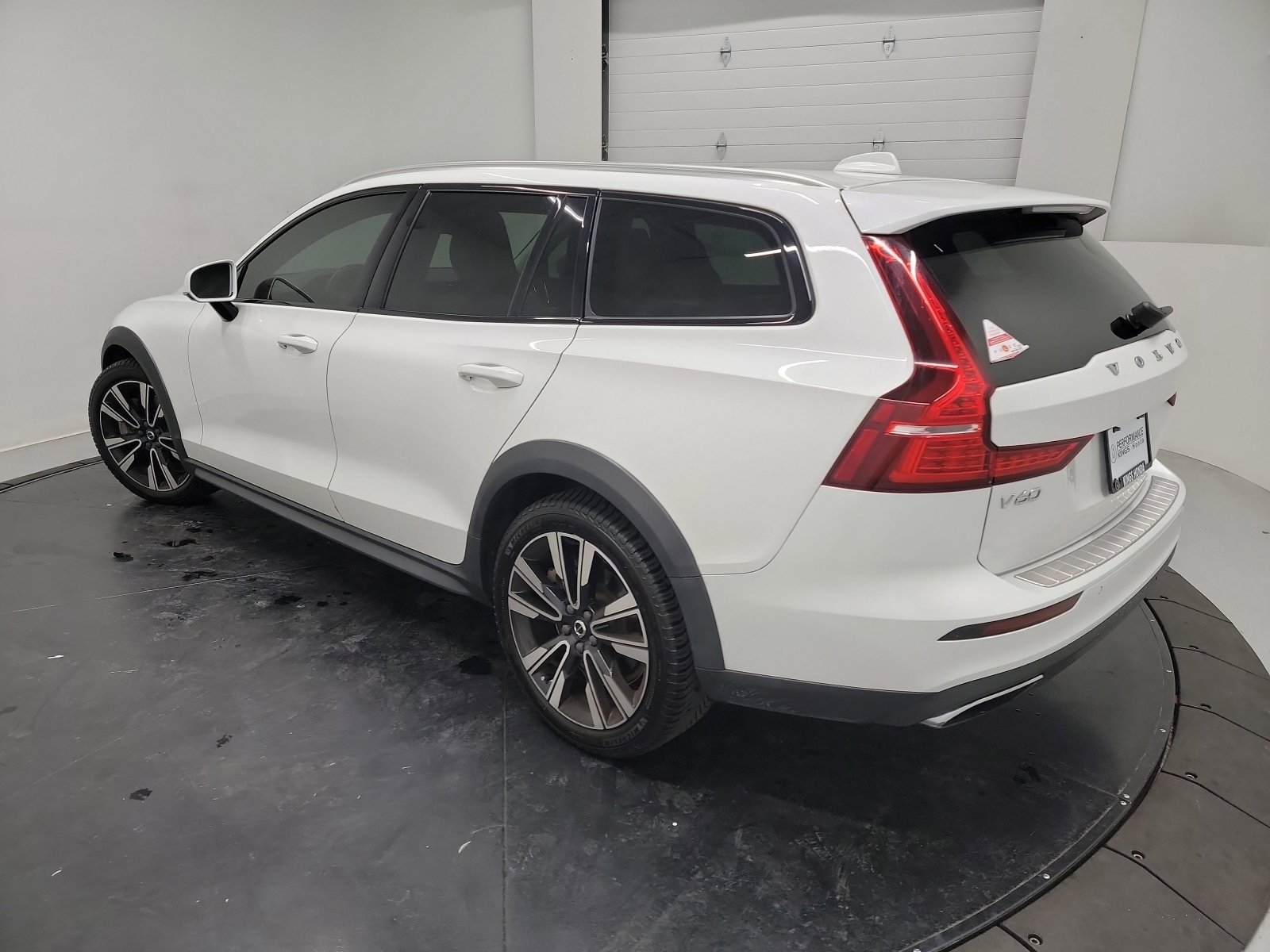 Used 2021 Volvo V60 T5 Cross Country image 3