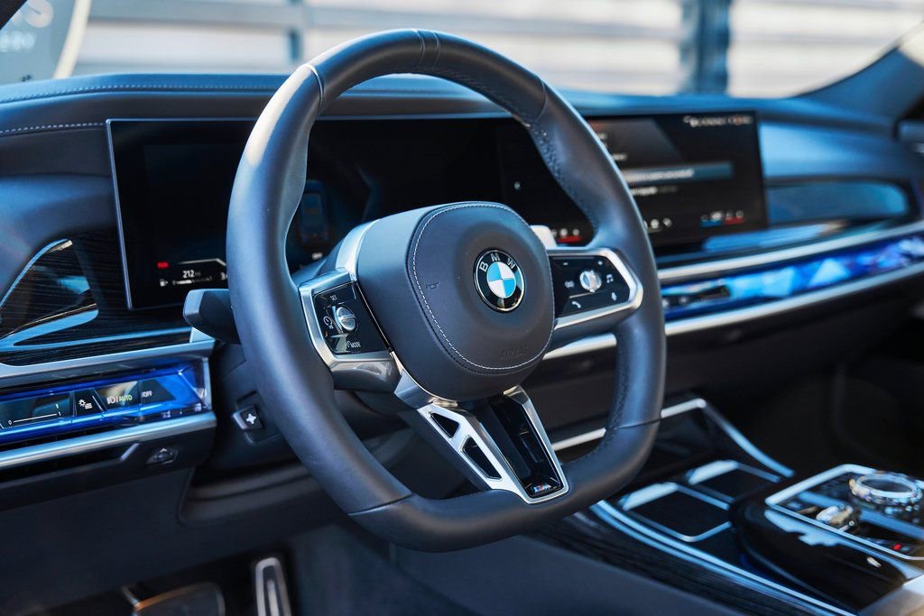 Used 2025 BMW 760i xDrive w/ Executive Package image 32