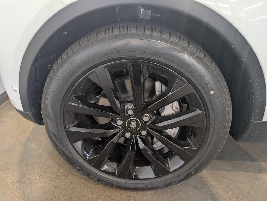 New 2026 Land Rover Discovery S image 7