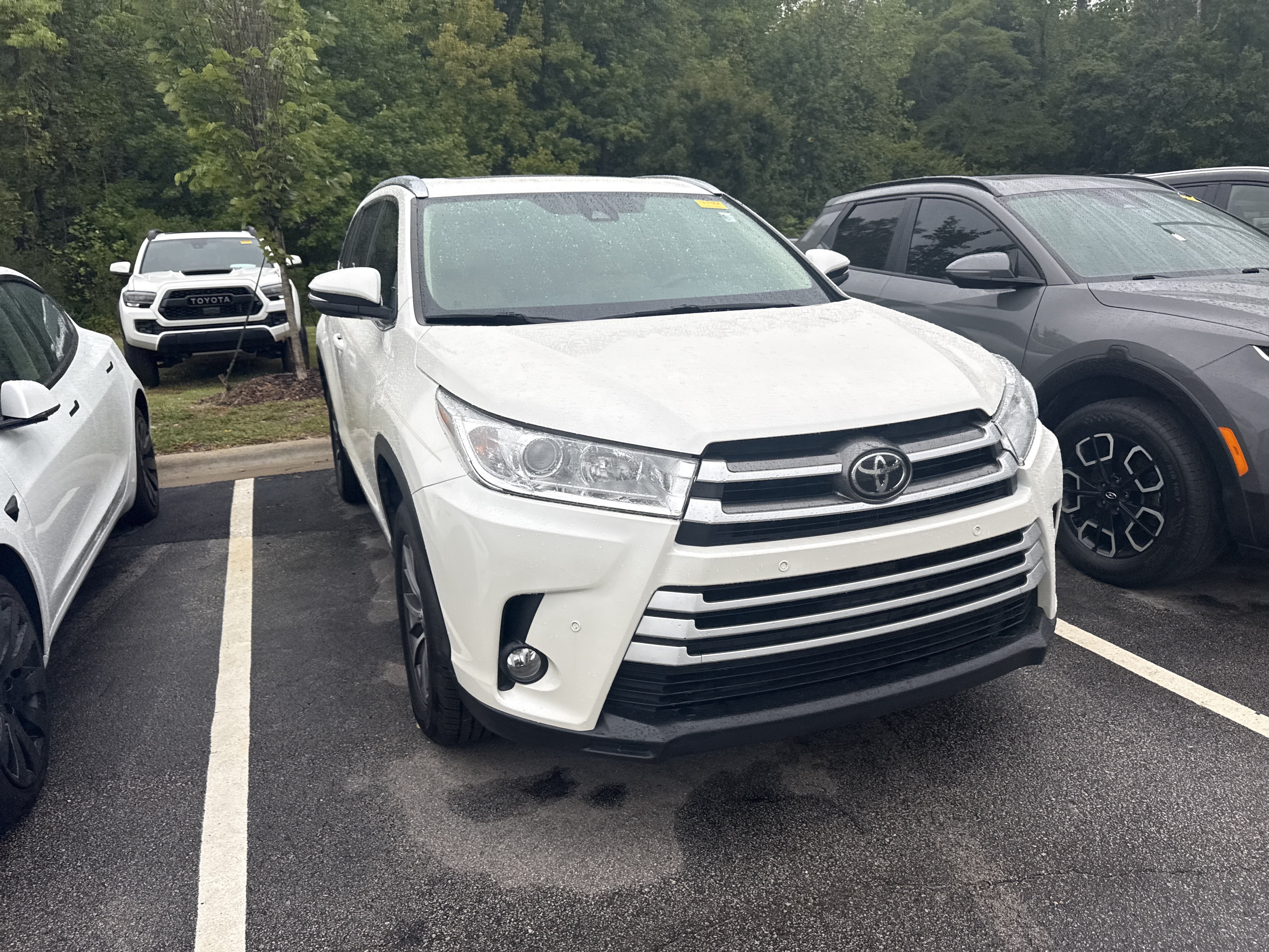 Used 2019 Toyota Highlander XLE FWD image 3
