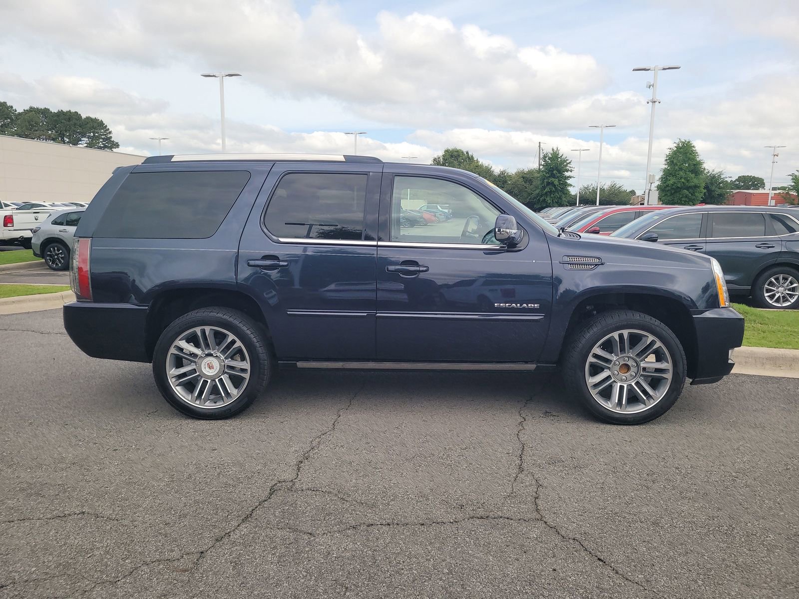 Used 2013 Cadillac Escalade Premium RWD image 2