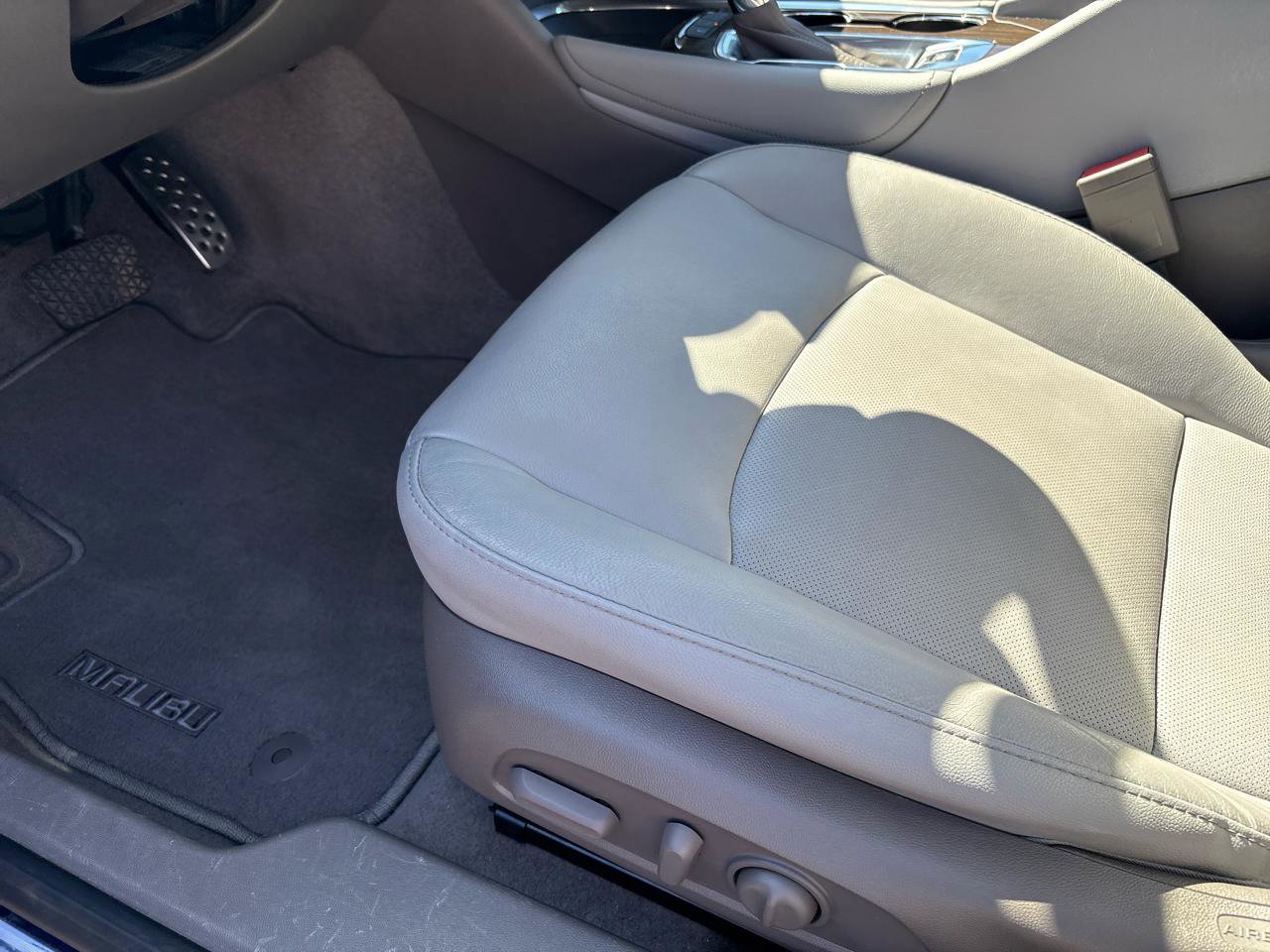 Used 2017 Chevrolet Malibu Premier w/ Premier Sun and Wheel Package image 9