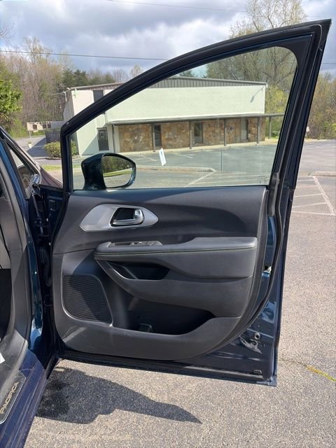 Used 2025 Chrysler Pacifica Limited image 19