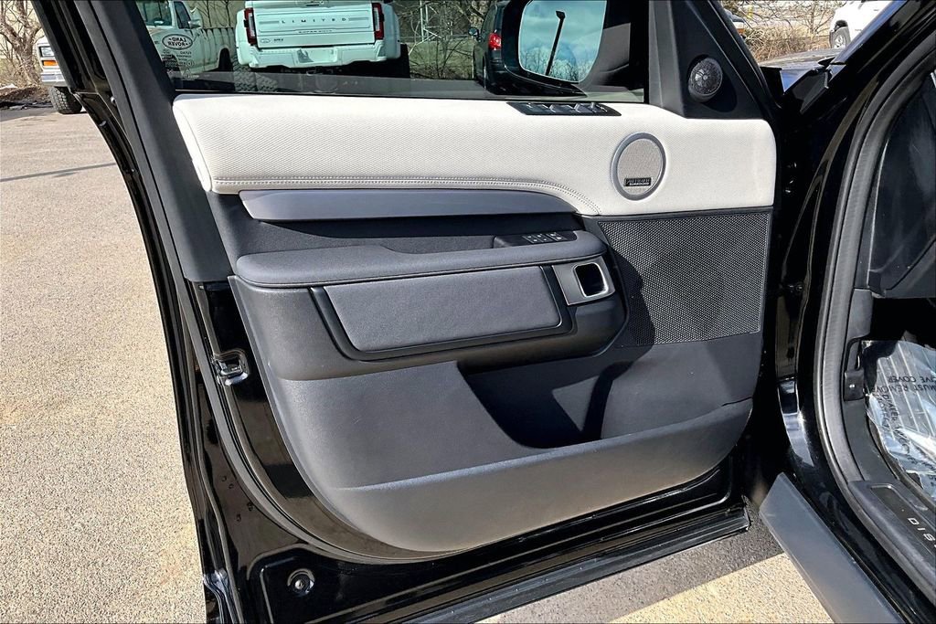 Used 2025 Land Rover Discovery Dynamic SE AWD/4WD image 23