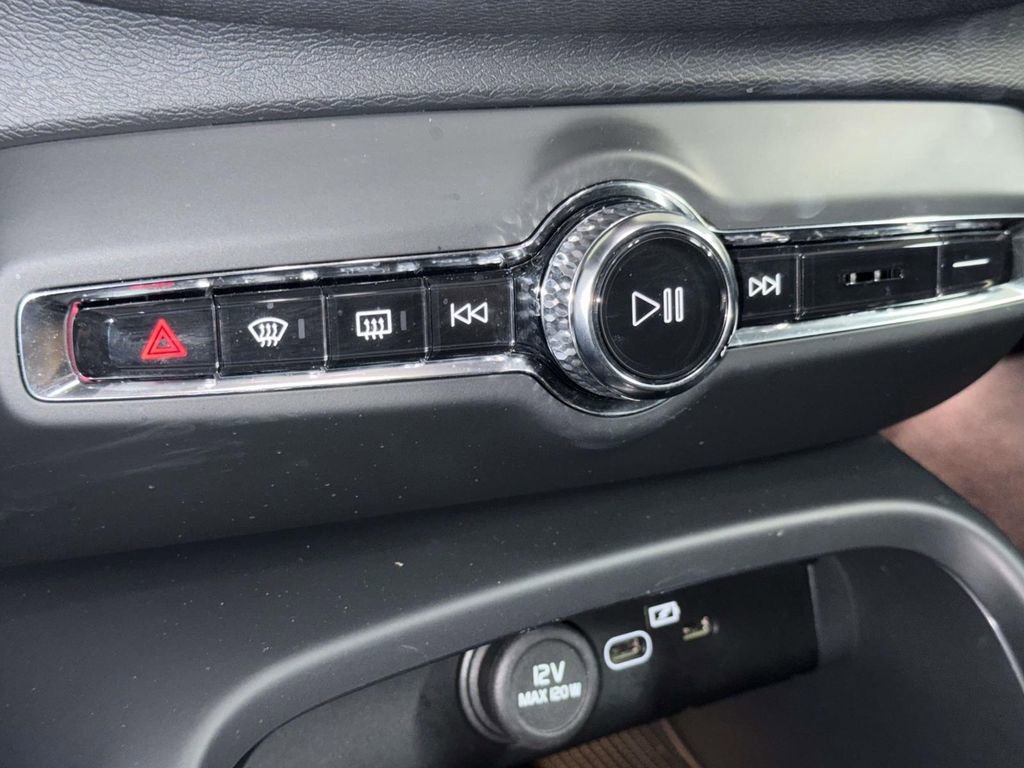 Used 2024 Volvo XC40 Recharge Plus w/ Protection Package Premier image 25