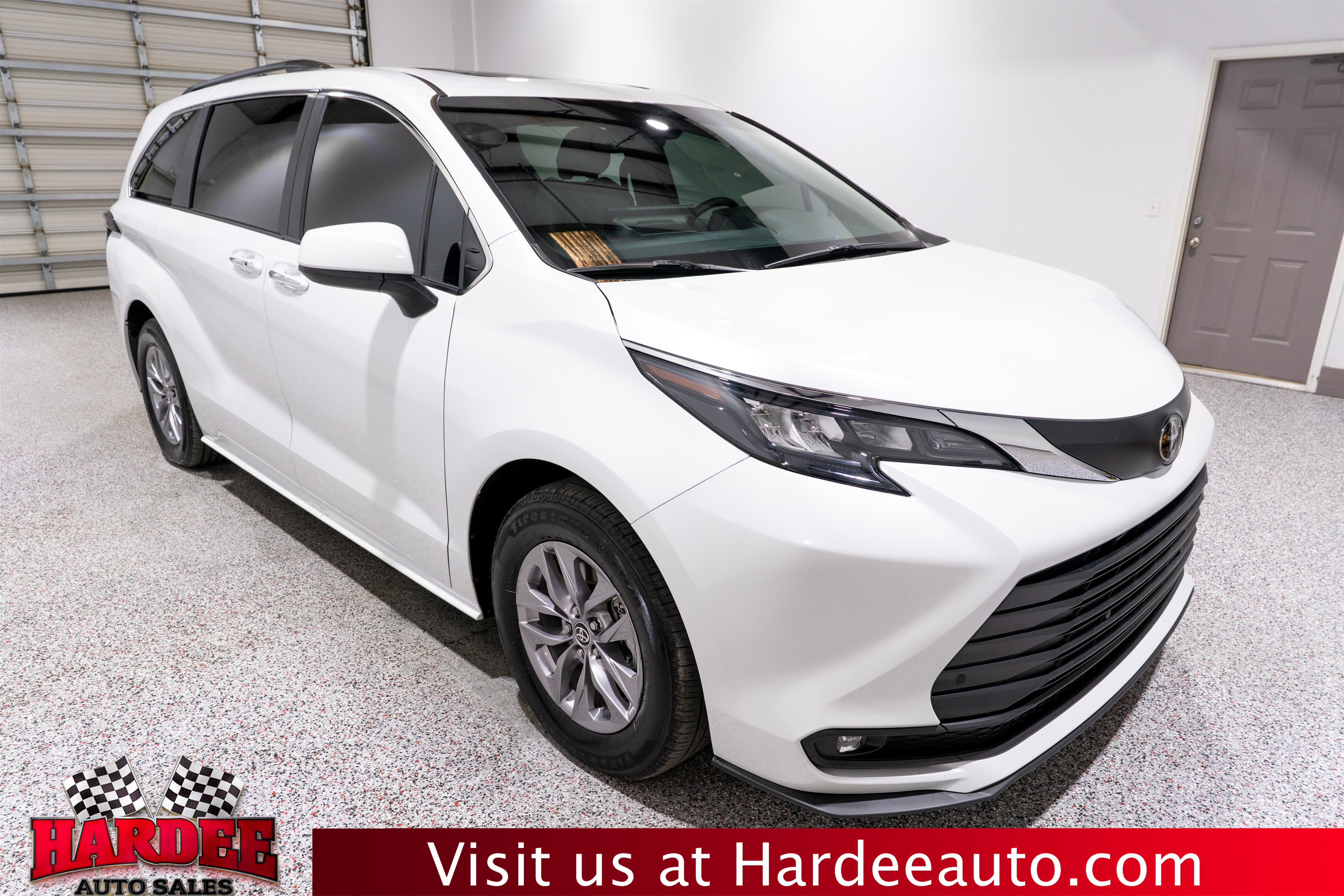 Used 2026 Toyota Sienna XLE FWD image 6