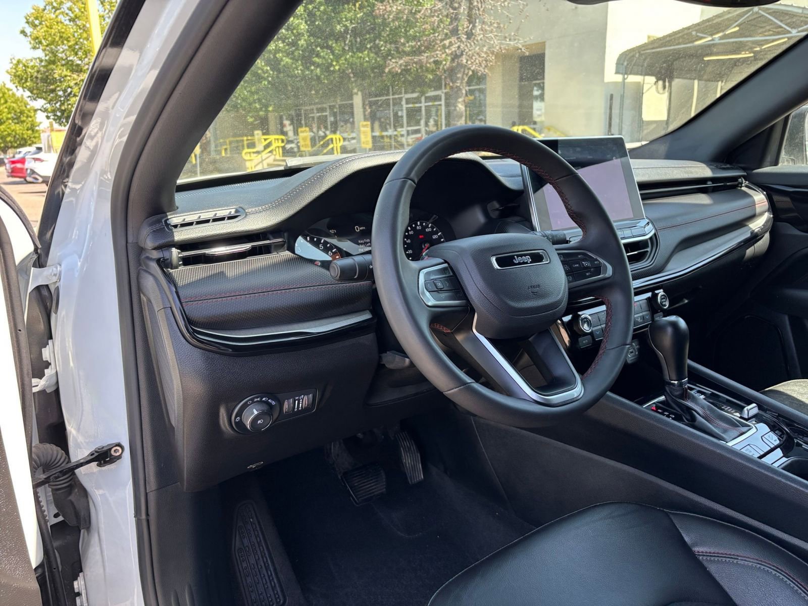 Used 2025 Jeep Compass Trailhawk AWD/4WD image 34