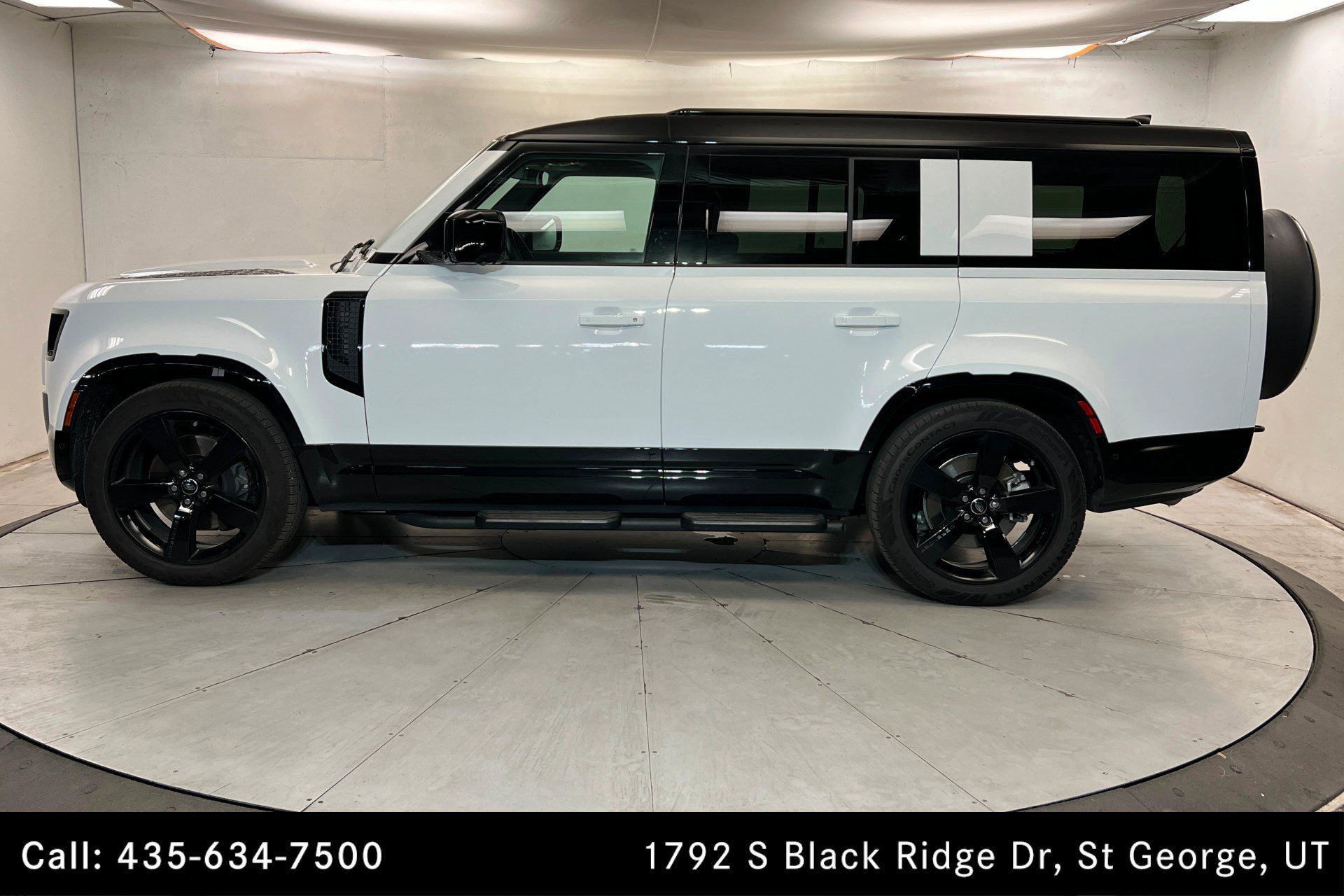 Used 2025 Land Rover Defender 130 X-Dynamic SE AWD/4WD image 2