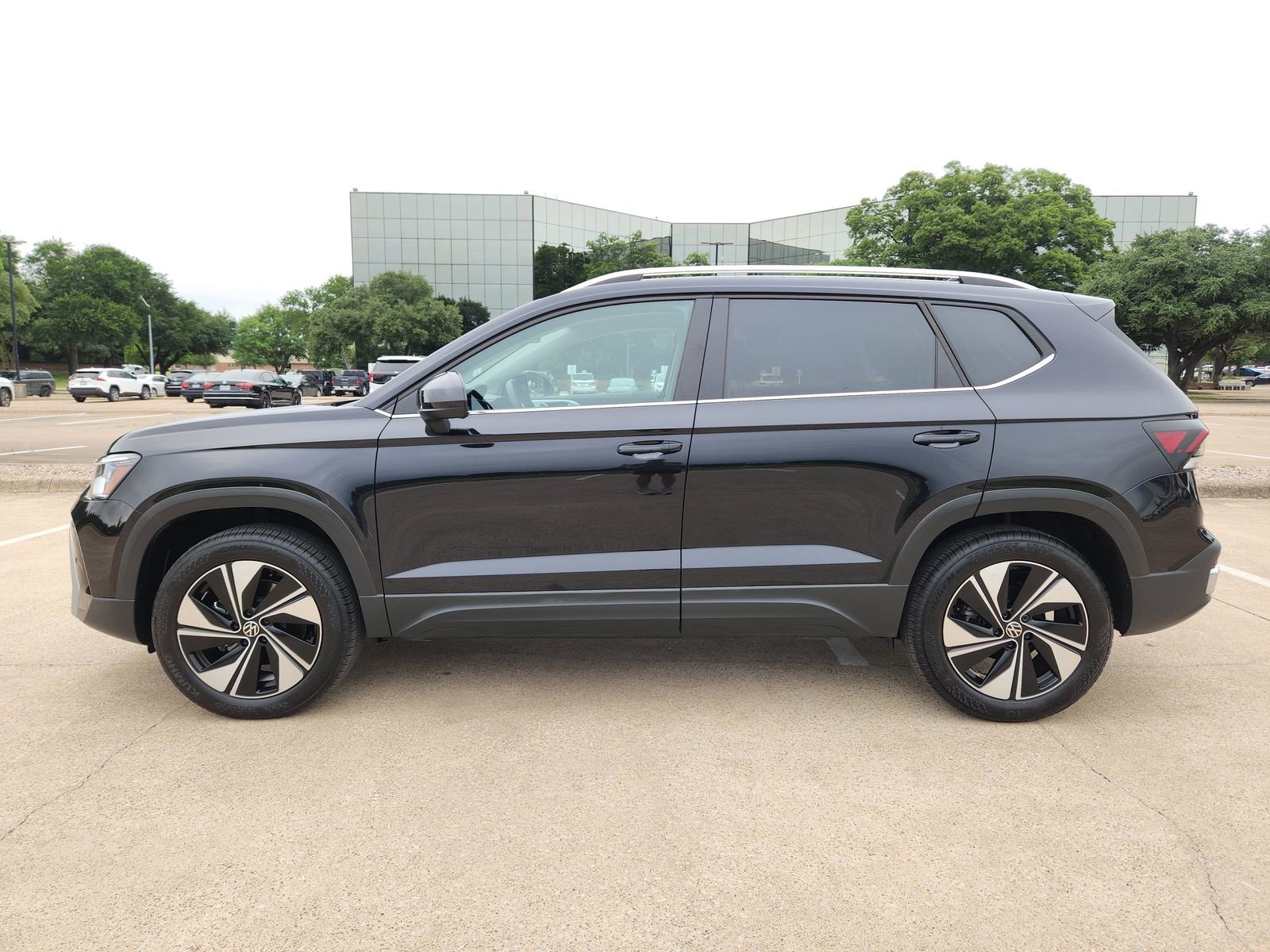 Used 2026 Volkswagen Taos SE AWD/4WD image 3