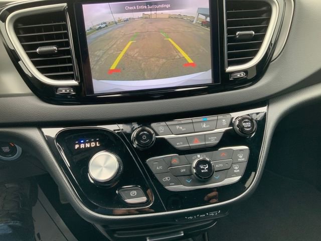 Used 2025 Chrysler Pacifica Select image 24