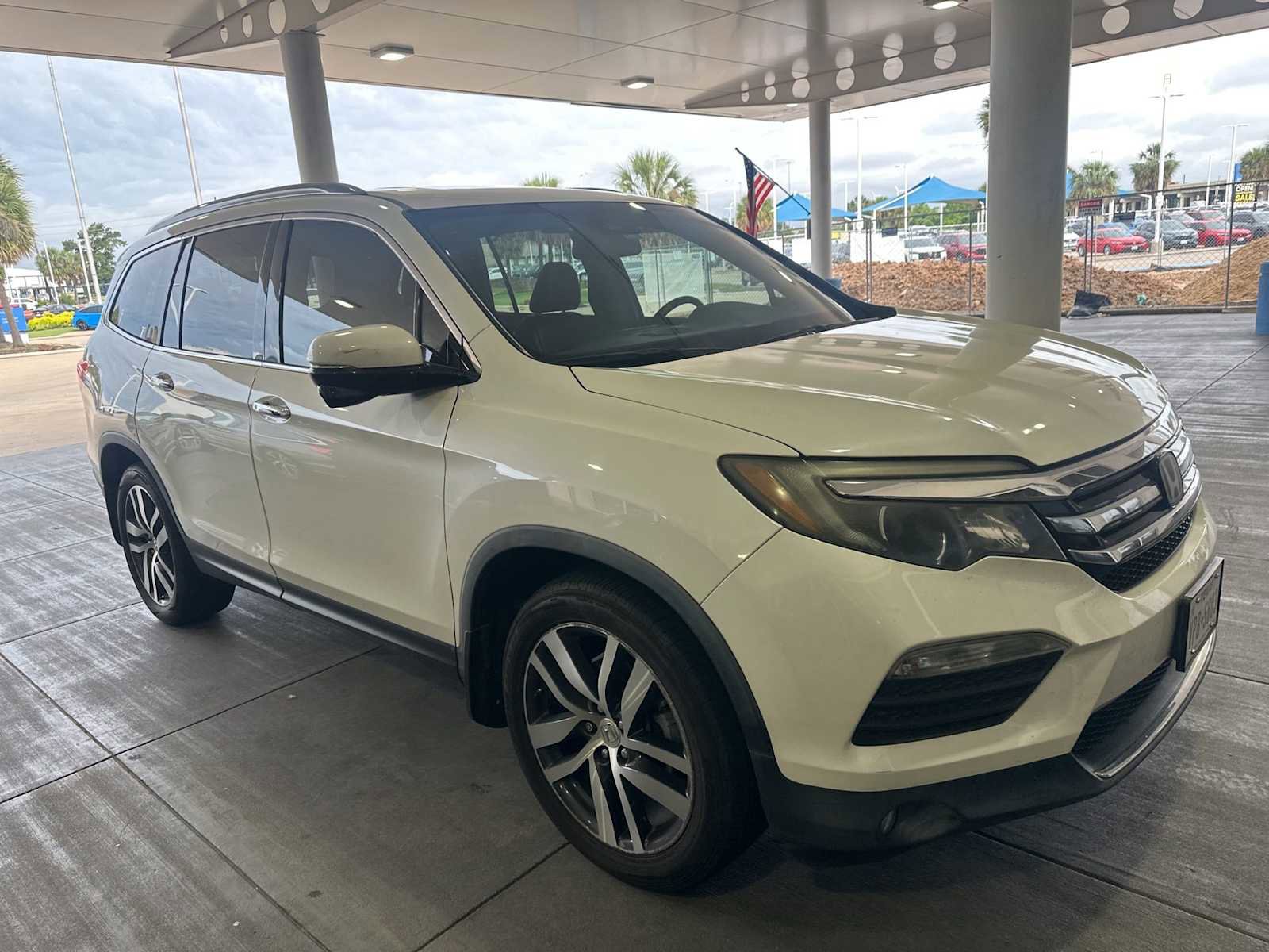 Used 2018 Honda Pilot Touring image 2