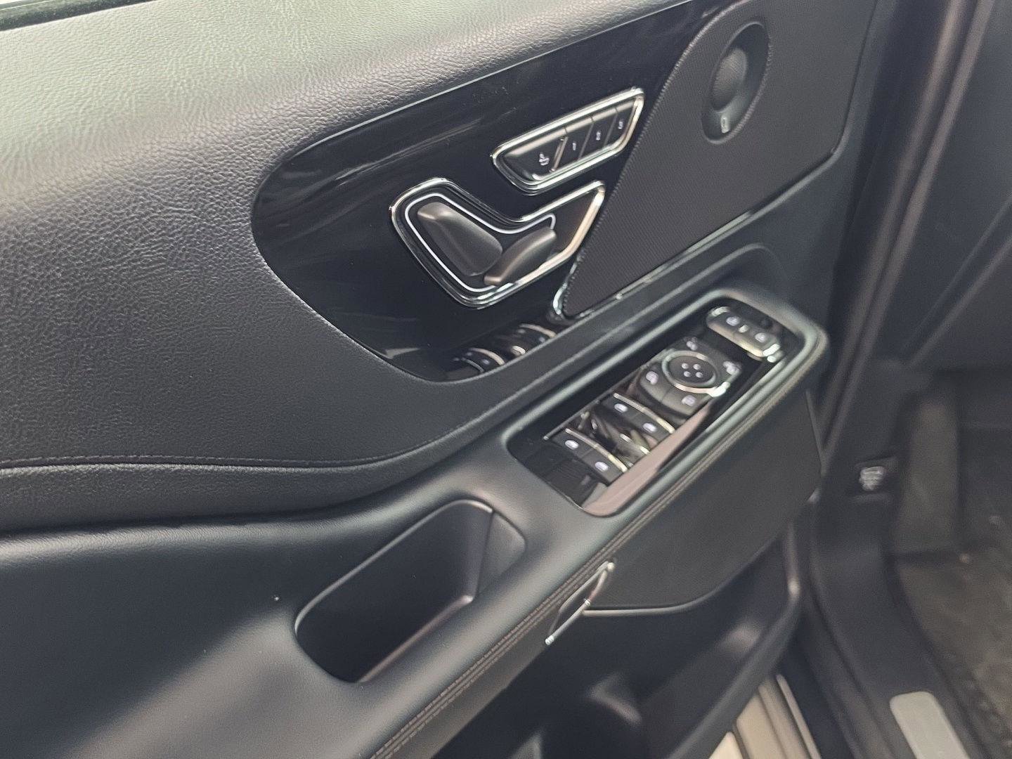 Used 2025 Lincoln Aviator AWD w/ Jet Appearance Package image 14