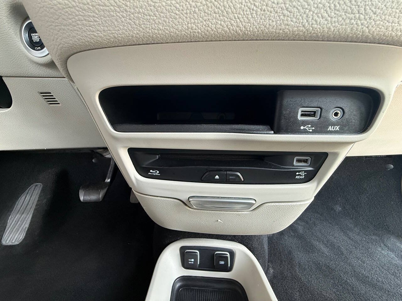 Used 2018 Chrysler Pacifica Limited w/ Tire & Wheel Group FWD image 28