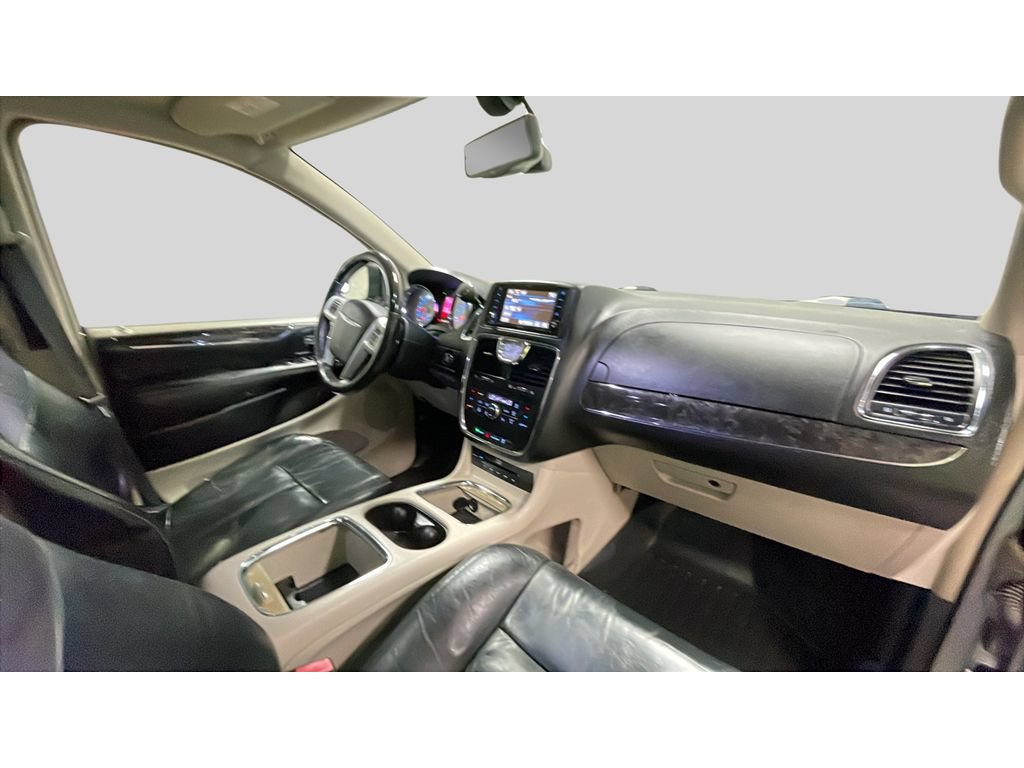Used 2015 Chrysler Town & Country Limited Platinum FWD image 20
