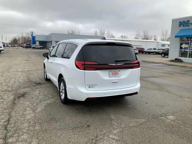 Used 2025 Chrysler Pacifica Select image 9