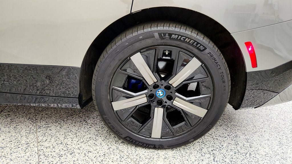 Used 2025 BMW iX xDrive50 w/ Premium Package AWD/4WD image 9