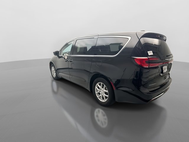 Used 2023 Chrysler Pacifica Touring-L FWD image 3