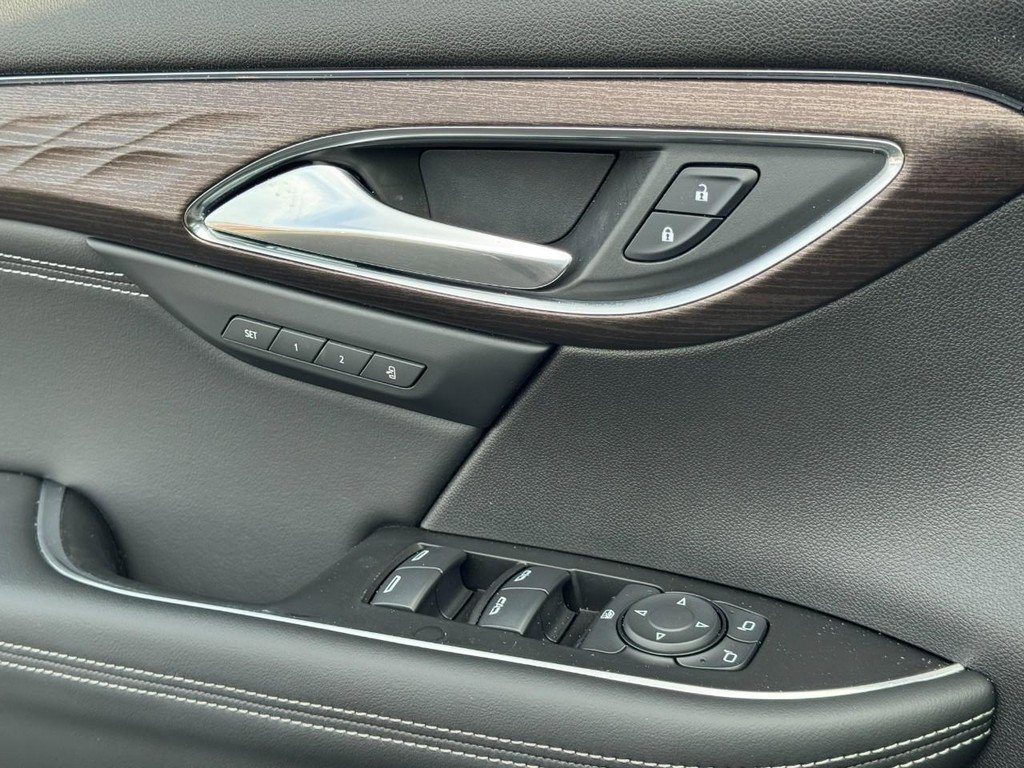 Used 2023 Buick Envision Avenir image 25