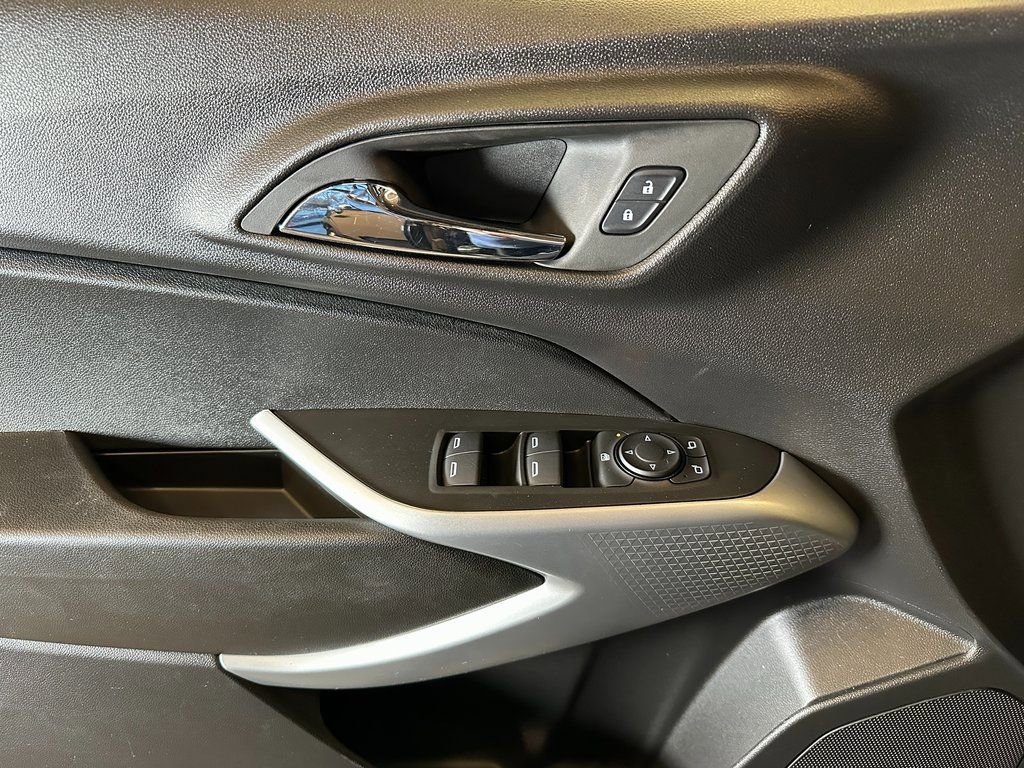 Used 2025 Chevrolet Trax LS w/ LS Convenience Package image 18