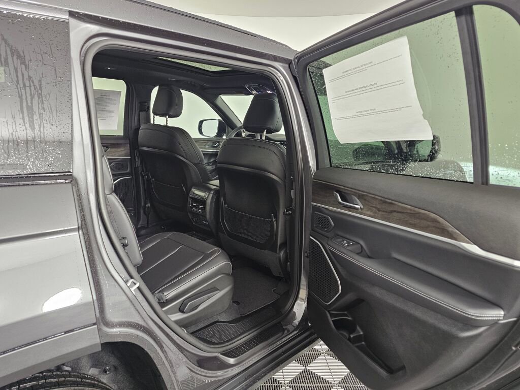 New 2026 Jeep Grand Cherokee L Limited w/ Limited Altitude Package AWD/4WD image 36
