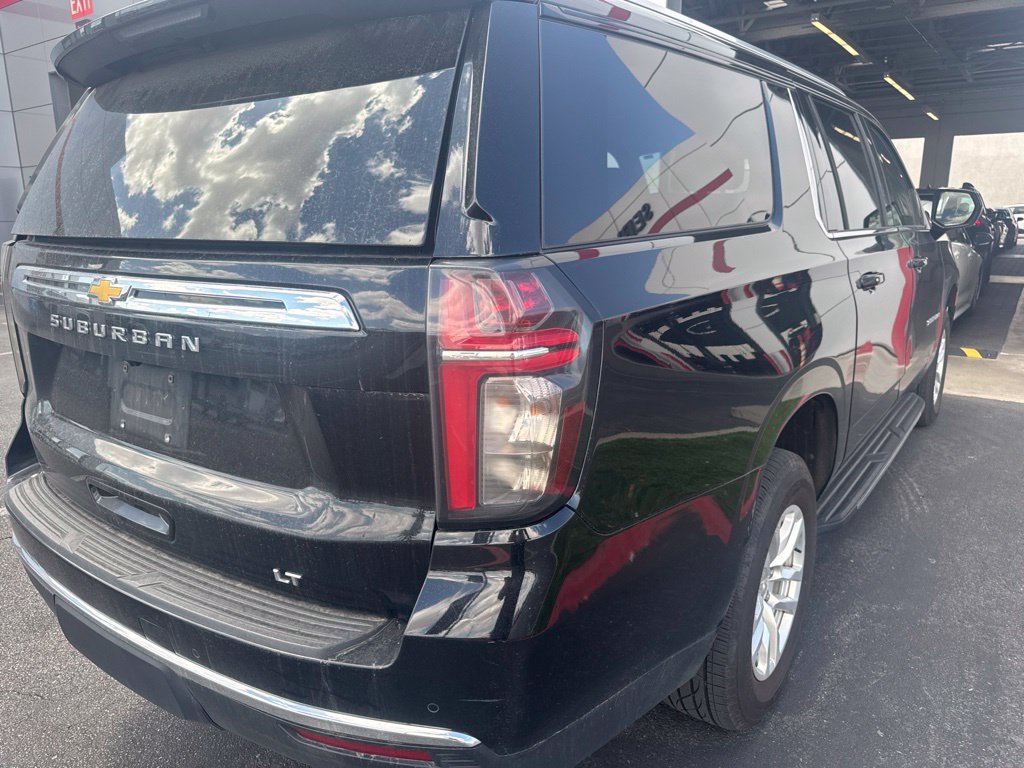 Used 2024 Chevrolet Suburban LT RWD image 3