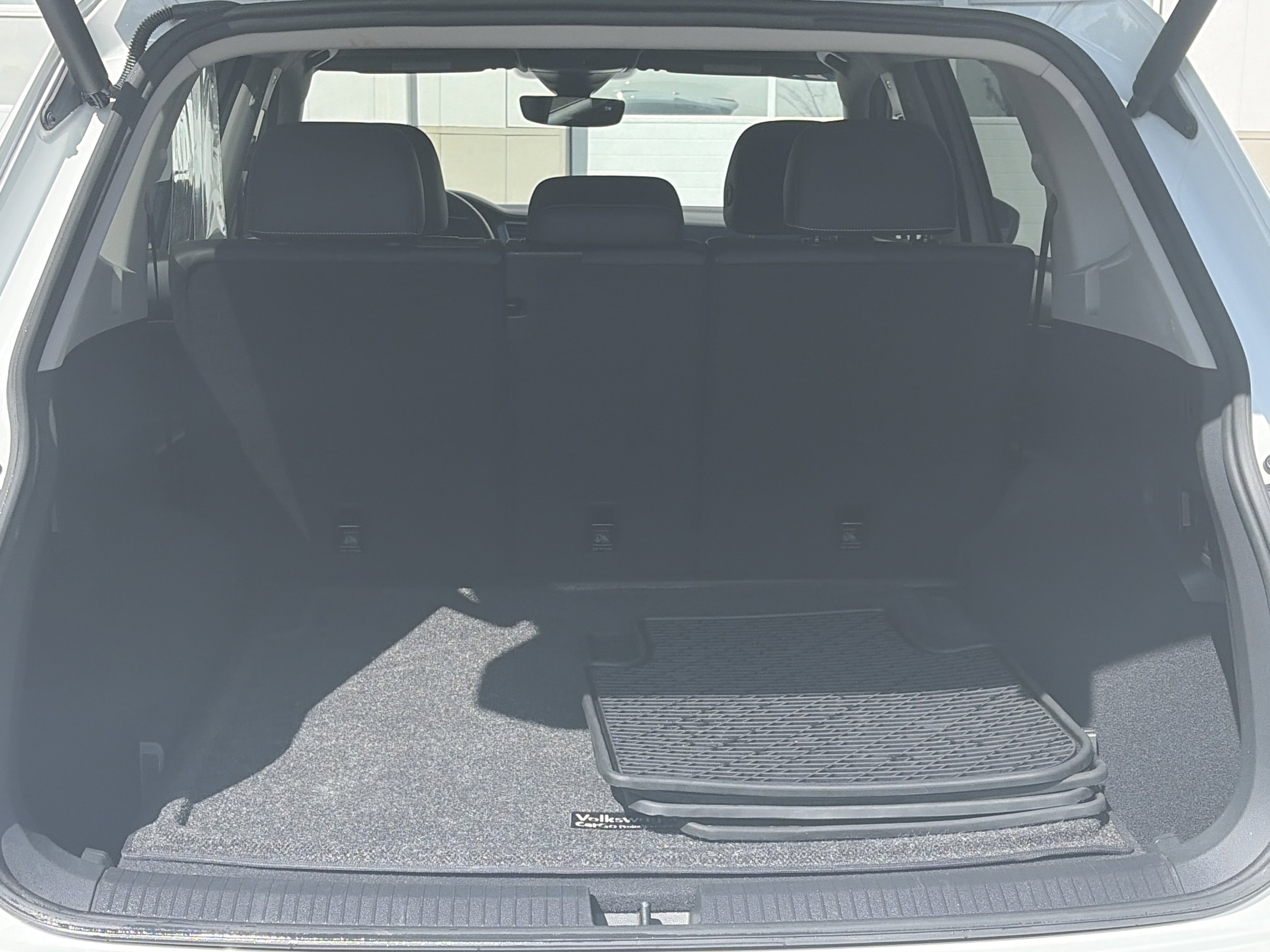Used 2021 Volkswagen Tiguan SEL AWD/4WD image 28