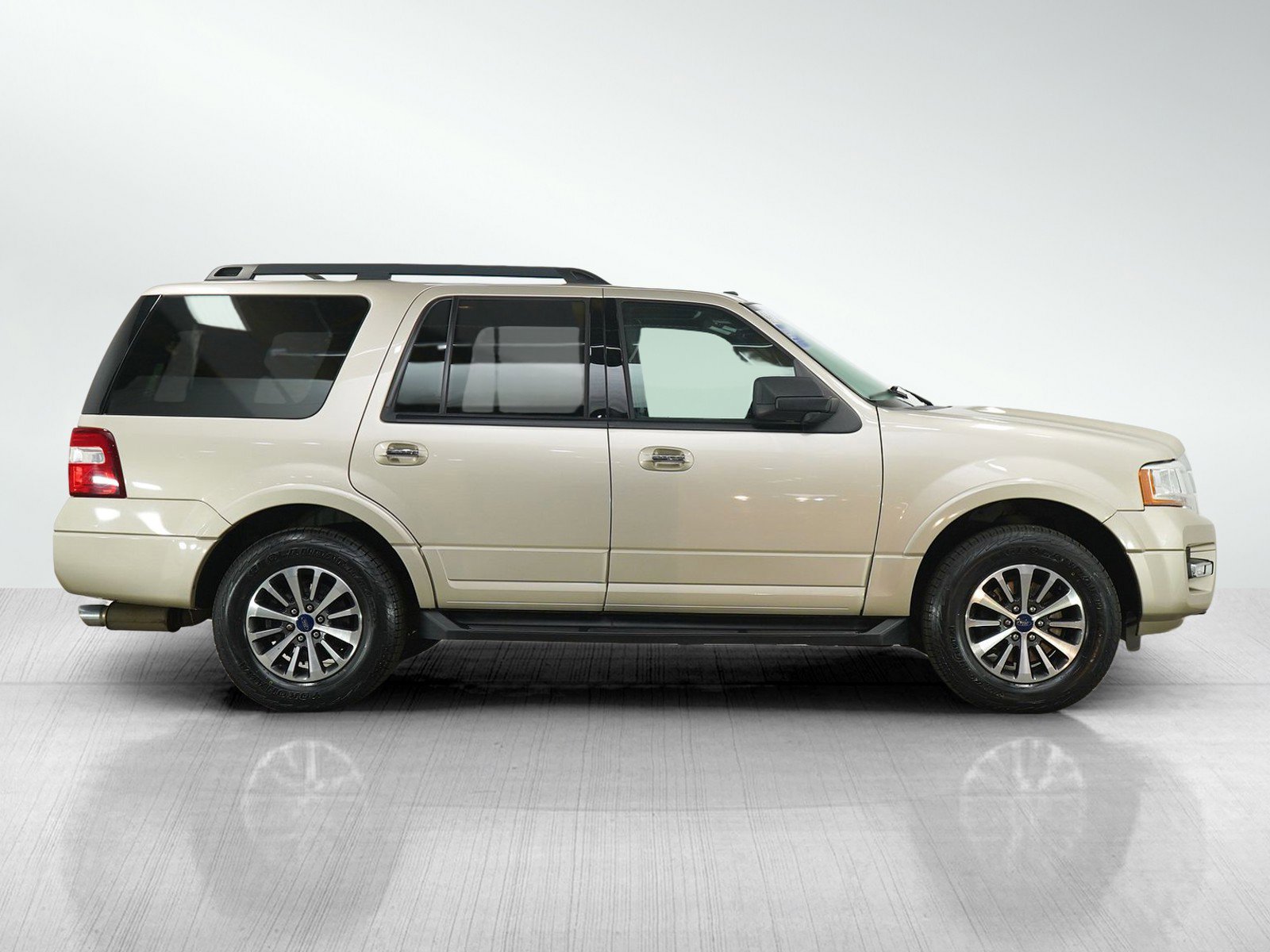 Used 2017 Ford Expedition XLT w/ Equipment Group 202A AWD/4WD image 6