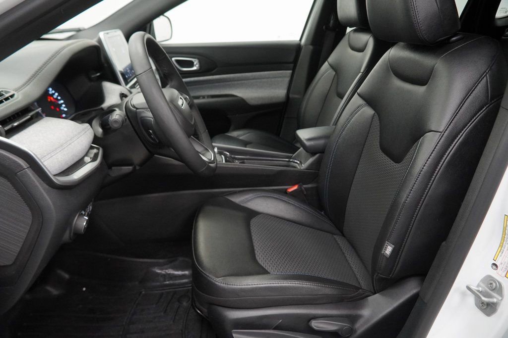 Certified 2025 Jeep Compass Latitude image 17