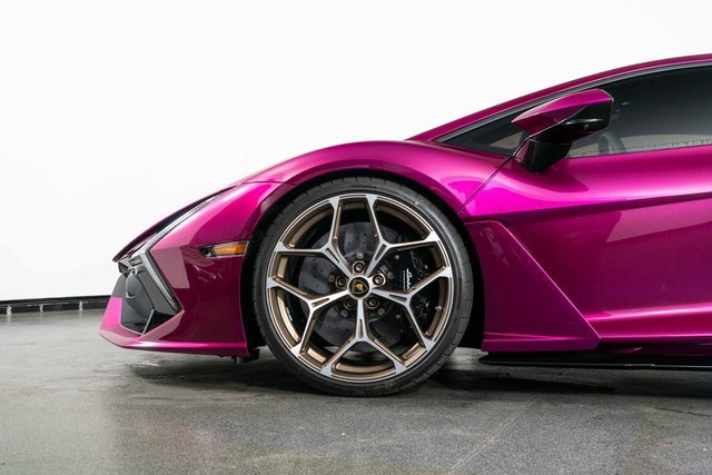 Used 2025 Lamborghini Revuelto image 16