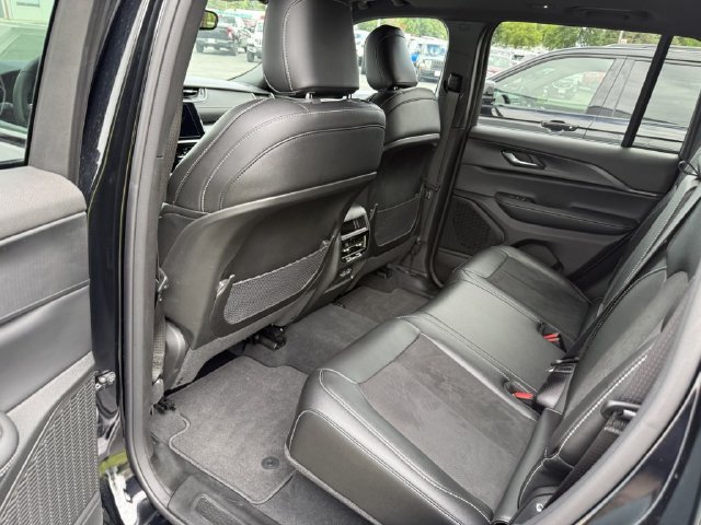 Used 2024 Jeep Grand Cherokee Altitude AWD/4WD image 12