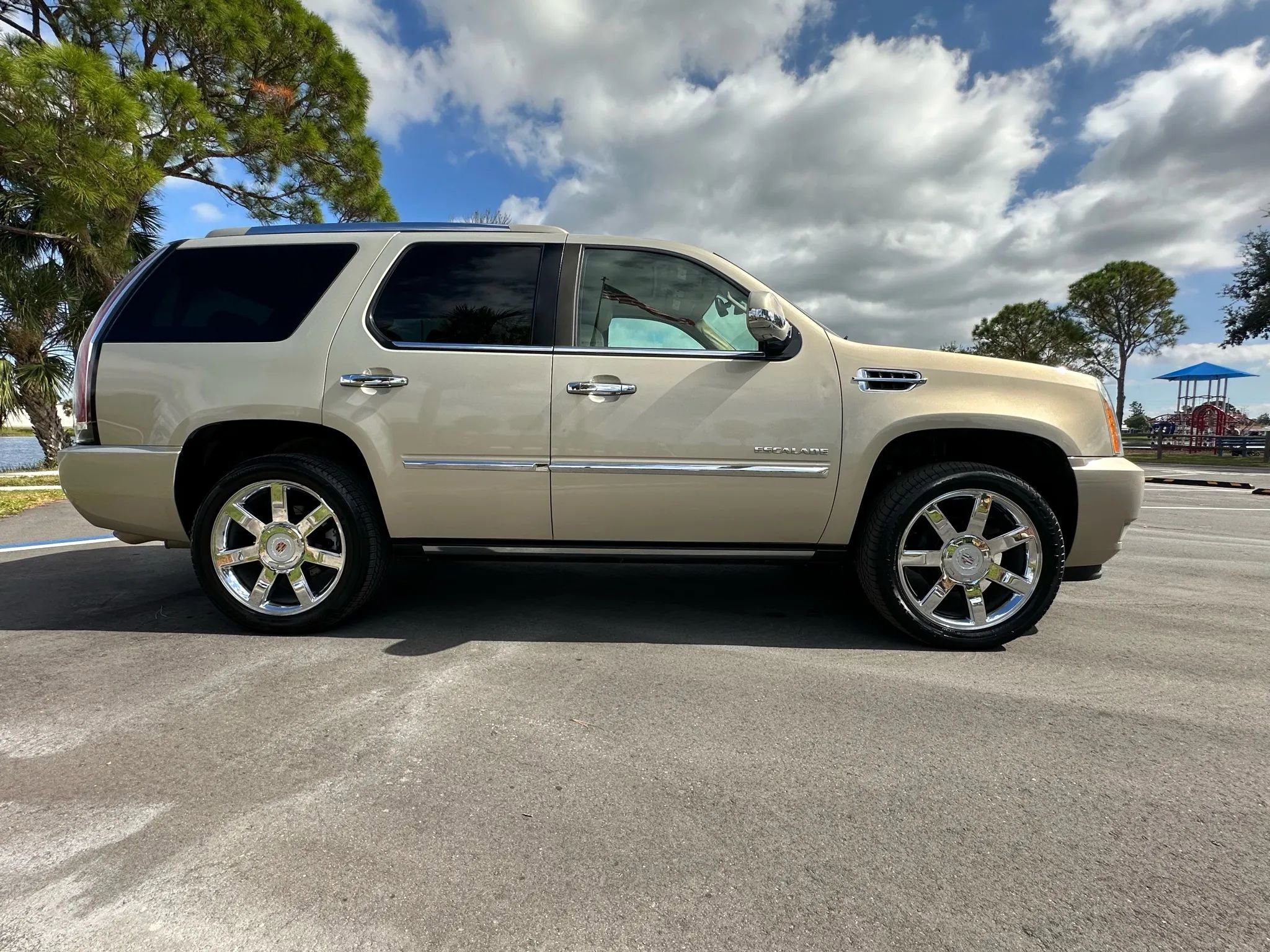 Used 2010 Cadillac Escalade Premium image 9