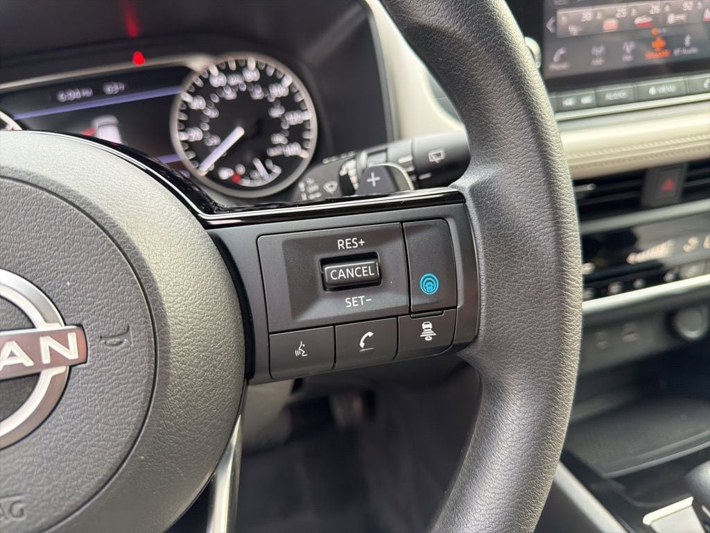 Used 2023 Nissan Rogue SV AWD/4WD image 16