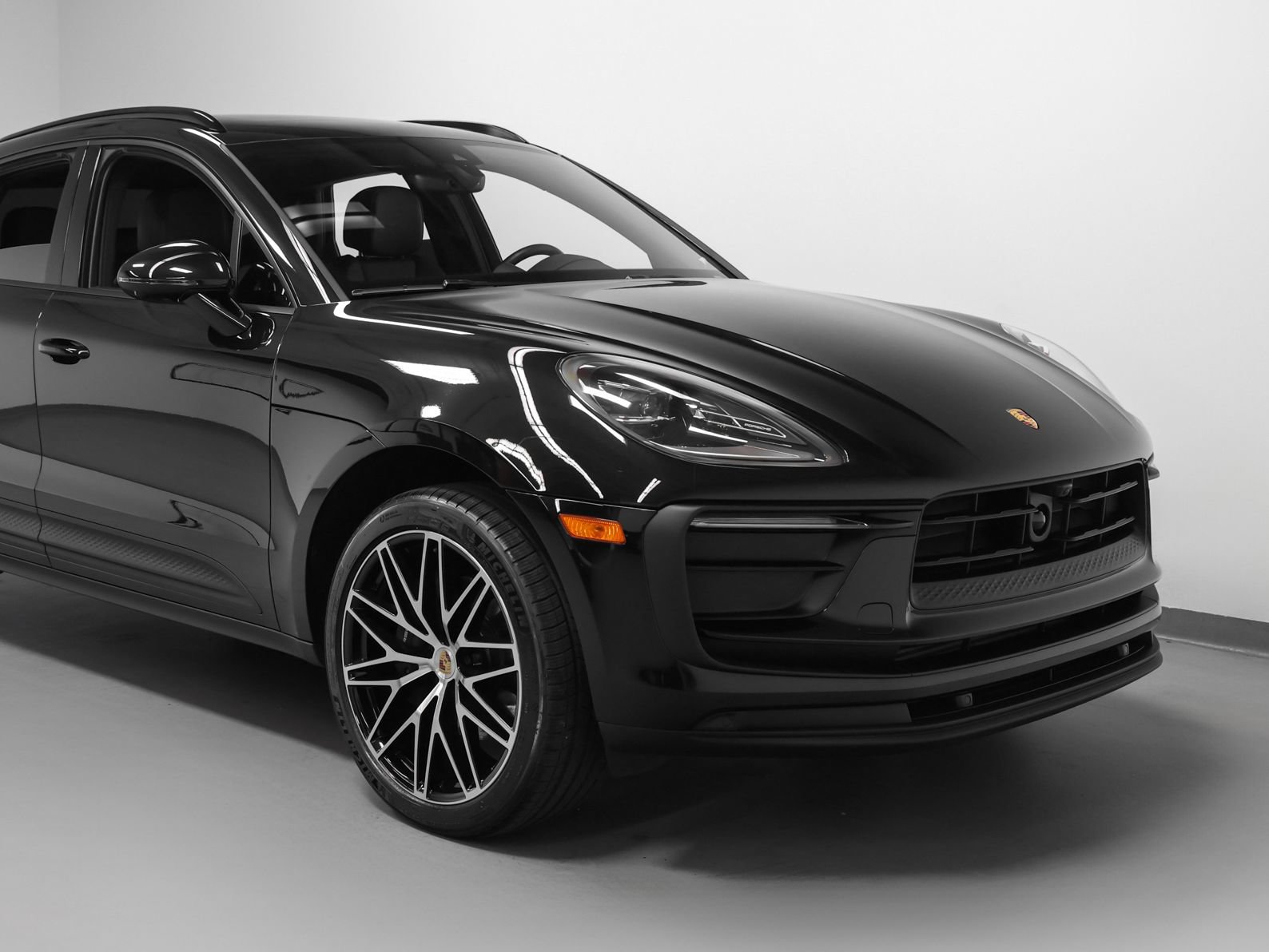 Certified 2024 Porsche Macan AWD/4WD image 9