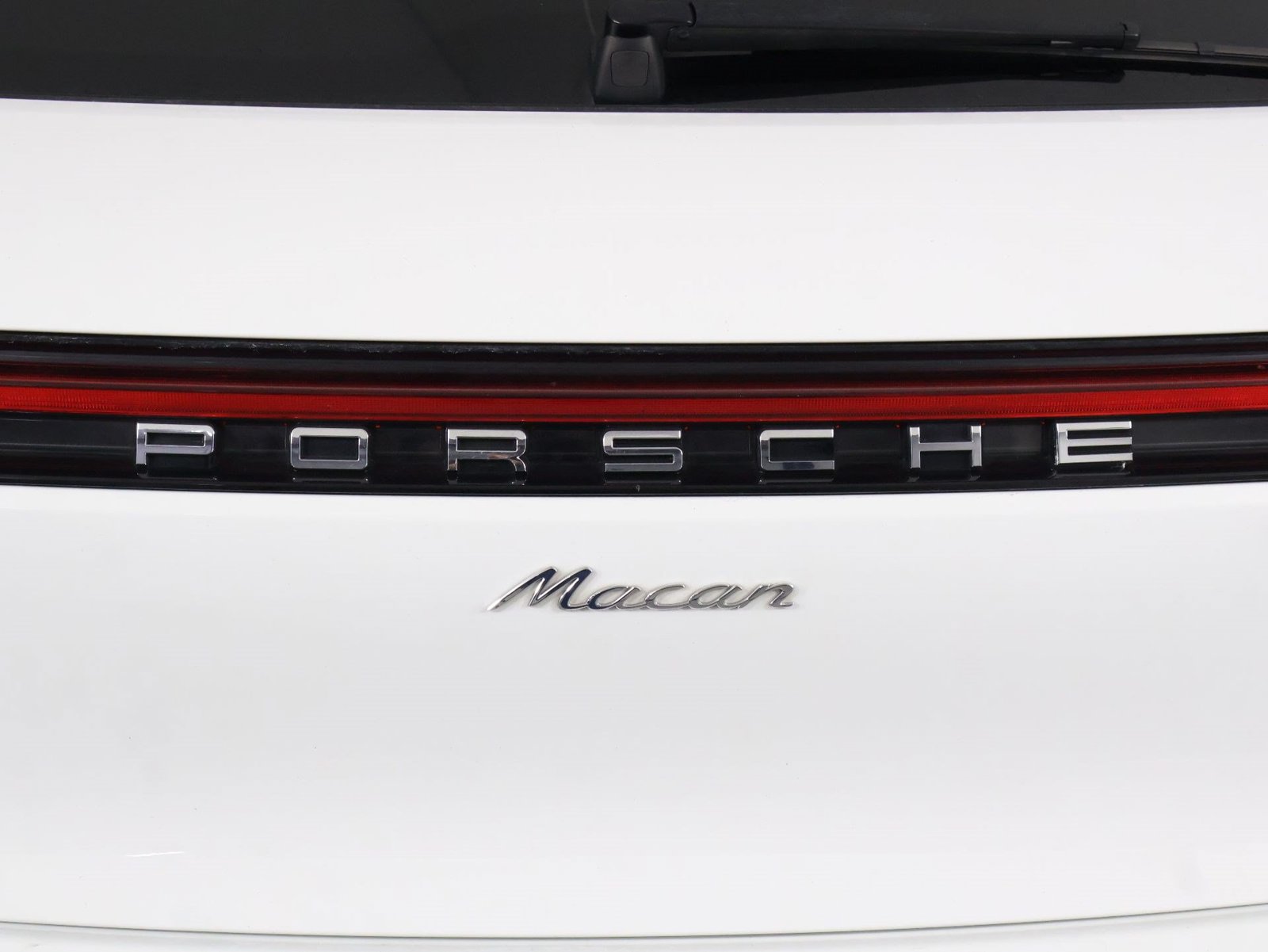 Certified 2023 Porsche Macan AWD/4WD image 22