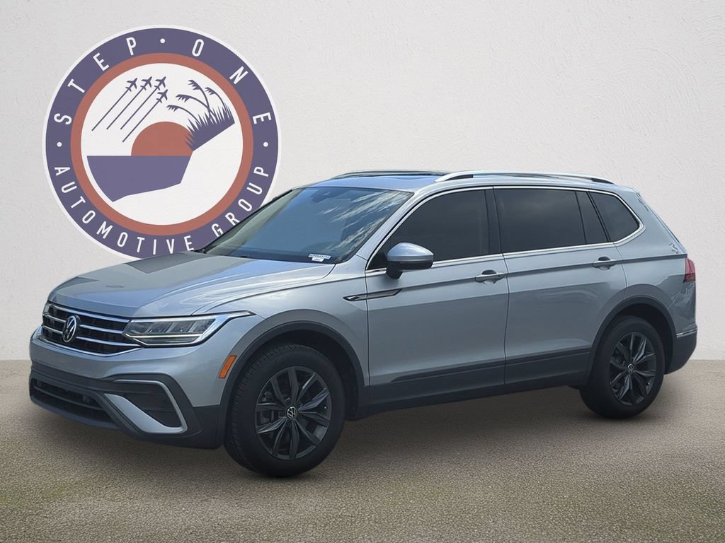 Certified 2023 Volkswagen Tiguan SE w/ Panoramic Sunroof Package FWD image 2