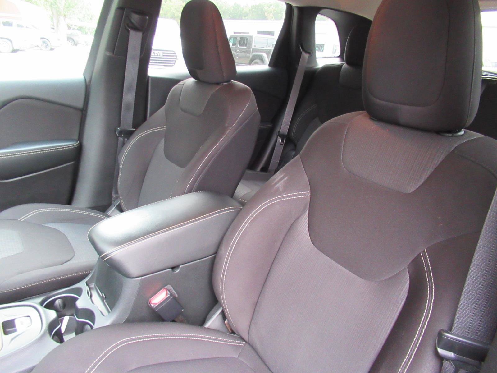 Used 2015 Jeep Cherokee Latitude w/ Cold Weather Group AWD/4WD image 20